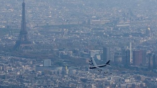 B-52-over-Paris.jpg
