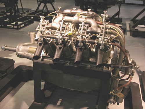 Curtiss OX-5 V8 water cooling engine.jpg