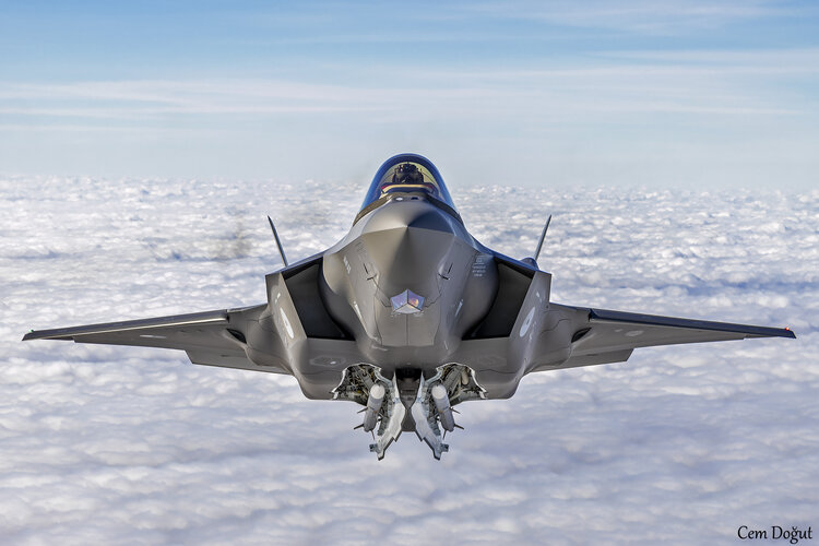 Royal Netherlands Air Force F-35A showing his weapons.jpg