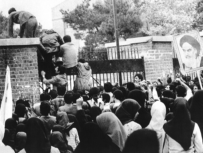 Iran_hostage_crisis_-_Iraninan_students_comes_up_U.S._embassy_in_Tehran.jpg