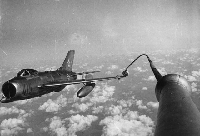 air-to-air-refueling-ussr-1950s-with-mig-15-and-mig-17-v0-kn3cqqhpy5fa1.jpg