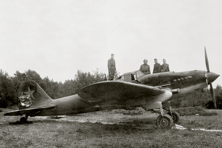 Ilyushin-Il-2-Sturmovik-872ShAP-Red-4-showing-flak-damage-1943-01.jpg