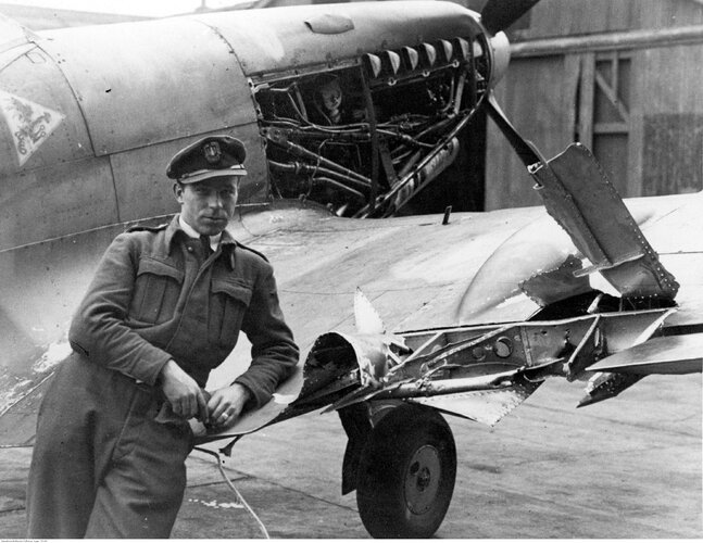 Stanisław_Blok_&_Spitfire_315_sq.jpg