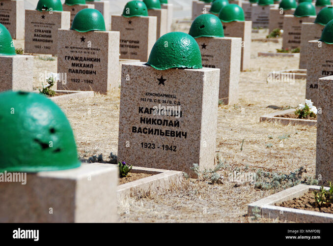 el-cementerio-militar-sovietica-en-rossoshka-cerca-de-volgograd-en-rusia-mmpdbj.jpg