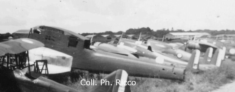 Breguet 420 and 695 - Villacoublay juin 1940 (PhR).jpg