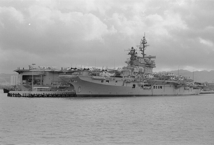 HMAS Melbourne & USS Kitty Hawk CV-63 Pearl Harbour 10 May 1978 #2.jpg