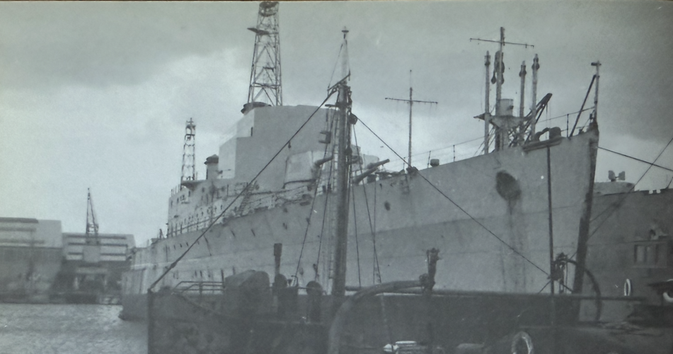 HMS Swiftsure, Chatham April 1960 New Bridge Structure and Latice Masts.png