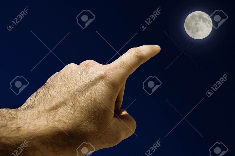 2037421-luna-llena-man-s-hand-señalando-la-luna.jpg