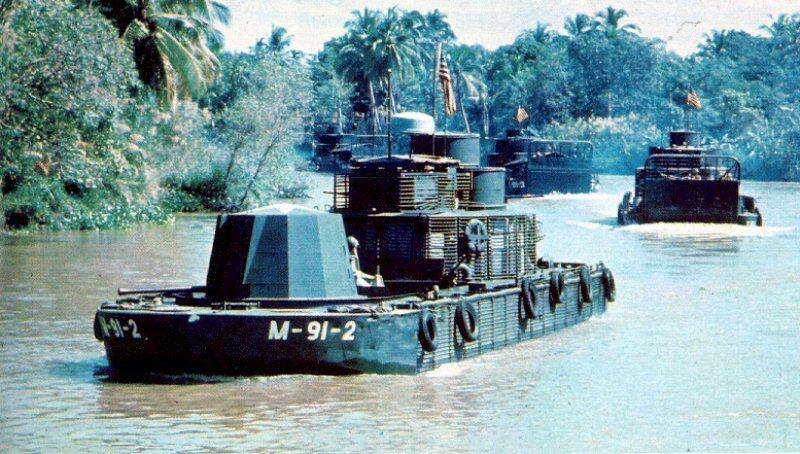 MRF LCM-6 Monitor 40mm + 20mm + 81mm mortar in pit Mekong delta Vietnam color Mobile Riverine ...jpg