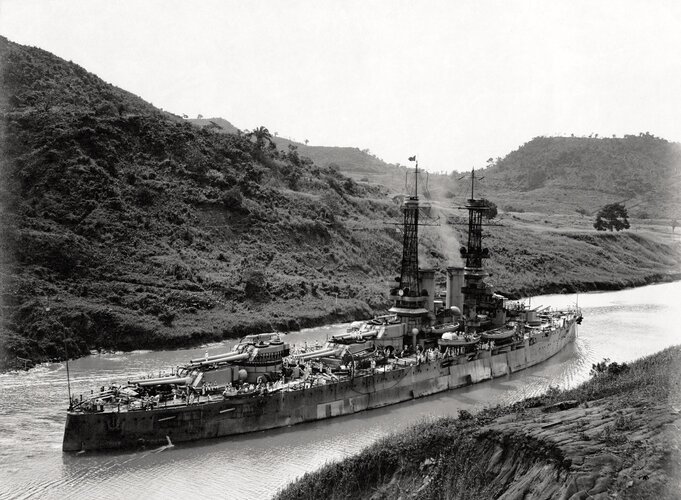 Wyoming transits through Galliard Cut Panama Canal July 26th 1919.jpg