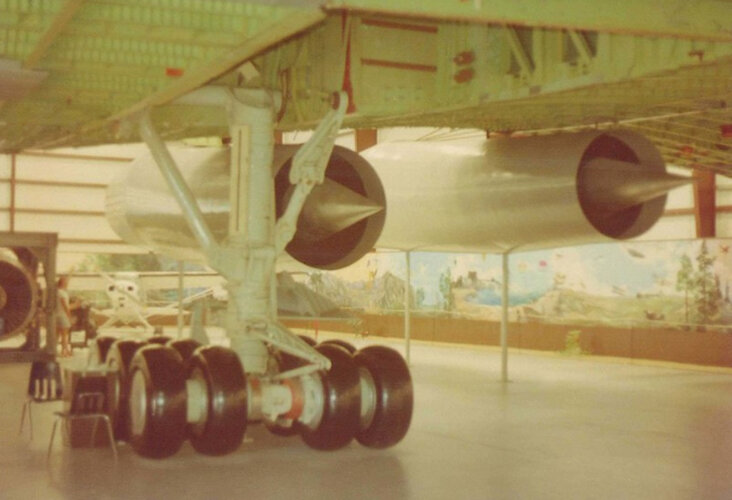 2707-300 landing gear.jpg