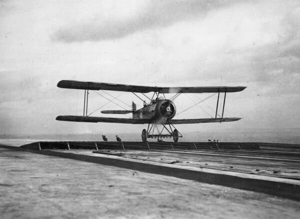 biplane-landing-hms-argus-ww1-7194981.jpg