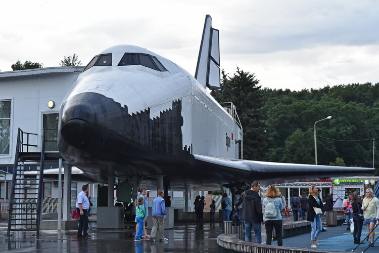 Buran_class_Shuttle_–_VDNKh,_Moscow_(25051381498).jpg