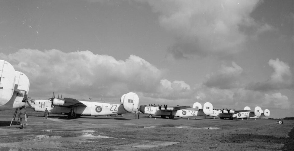 2121 Eduard B-24 Liberator Riders of the Sky (22).jpg