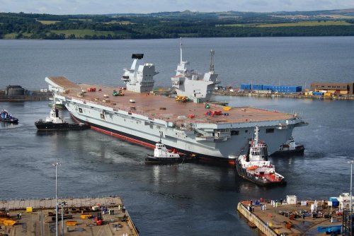 HMS Queen Elizabeth in the water 1.jpg